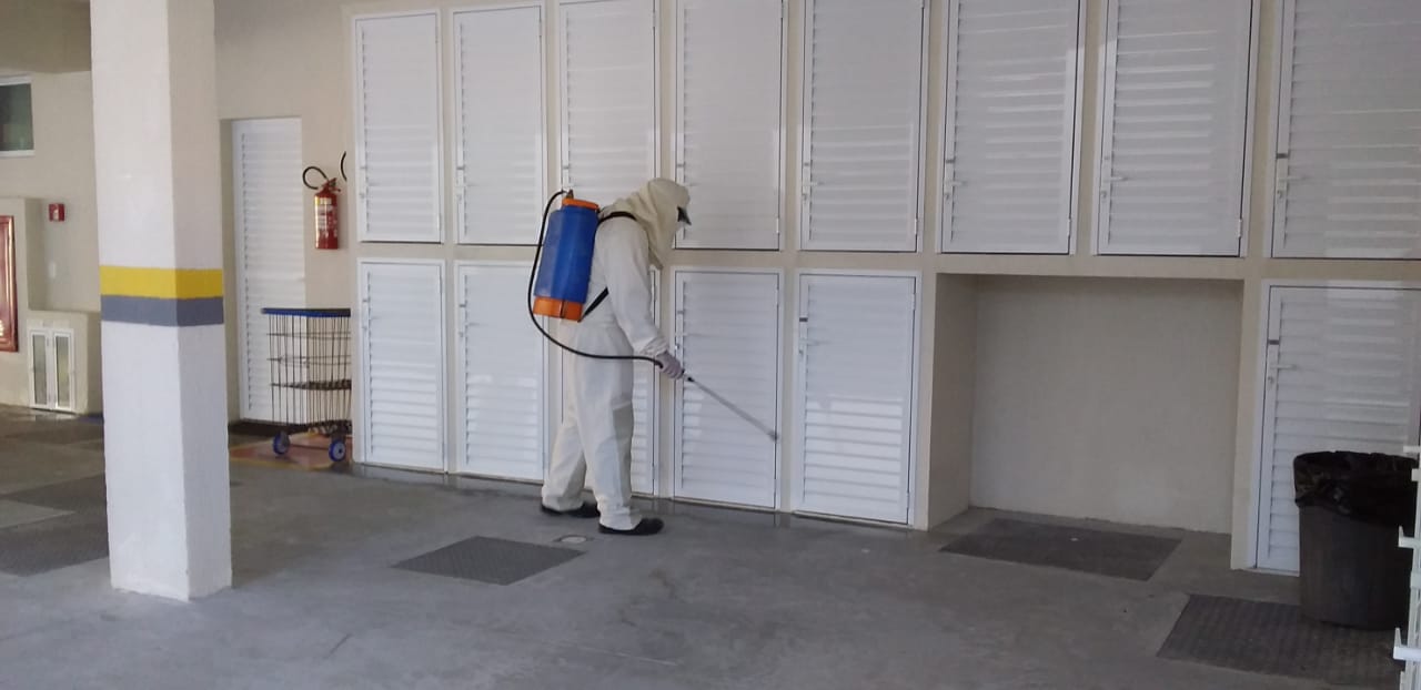 Técnico dedetizando corredor